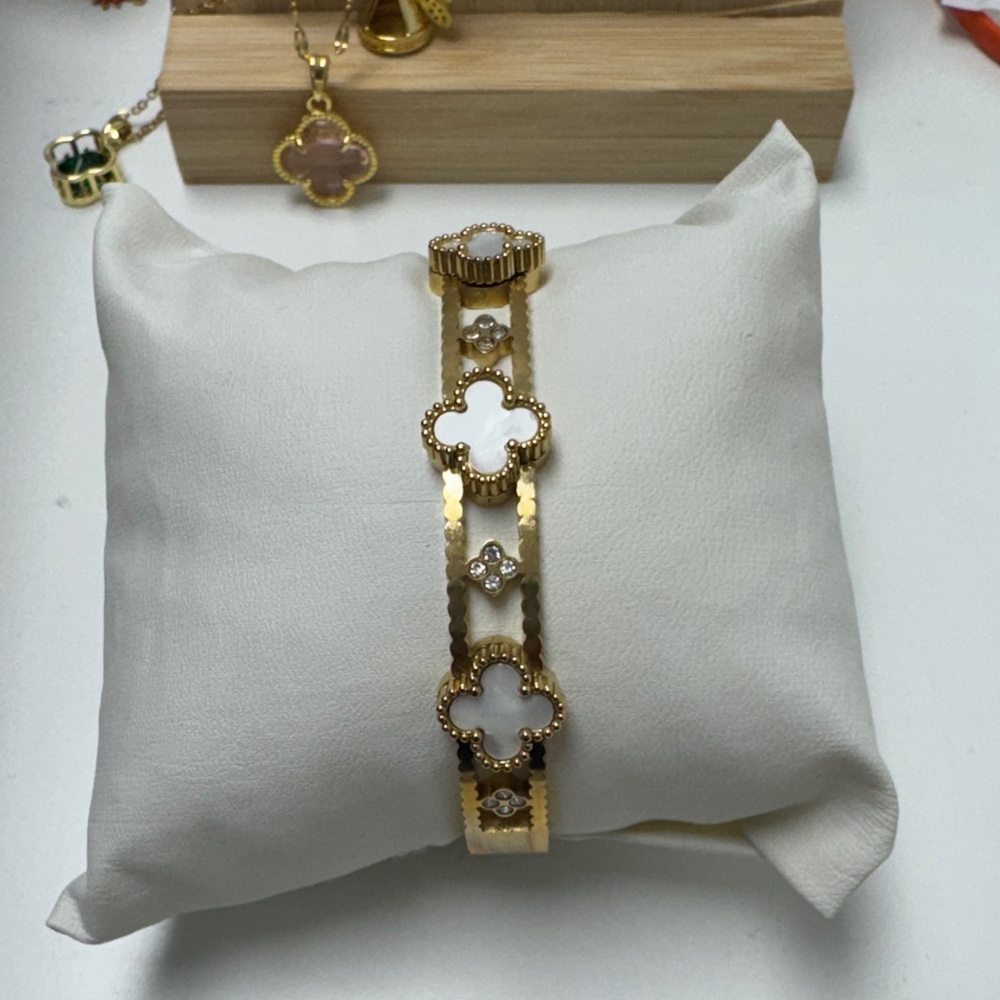 Elegant Gold and White color Bracelet